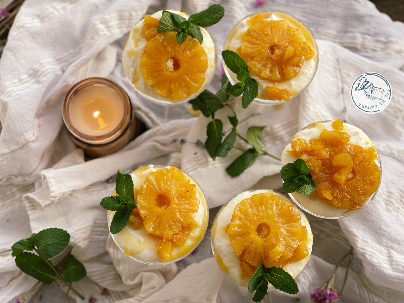 Desert rapid la pahar cu ricotta, ananas și pandișpan decor 1