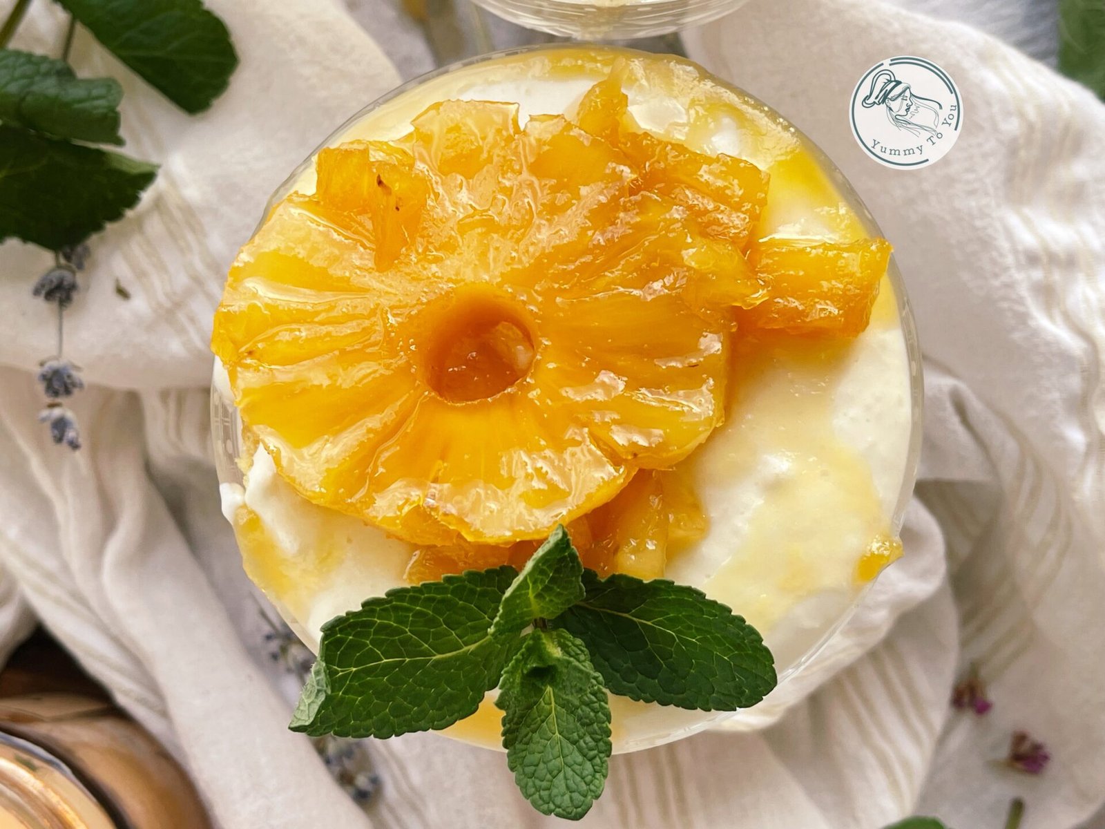 Quick dessert in a glass with ricotta, pineapple, and sponge cake – ready in minutes