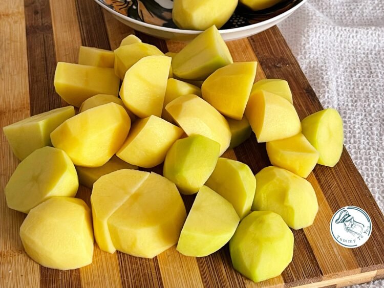 cartofi curatati si taiati pentru piure 