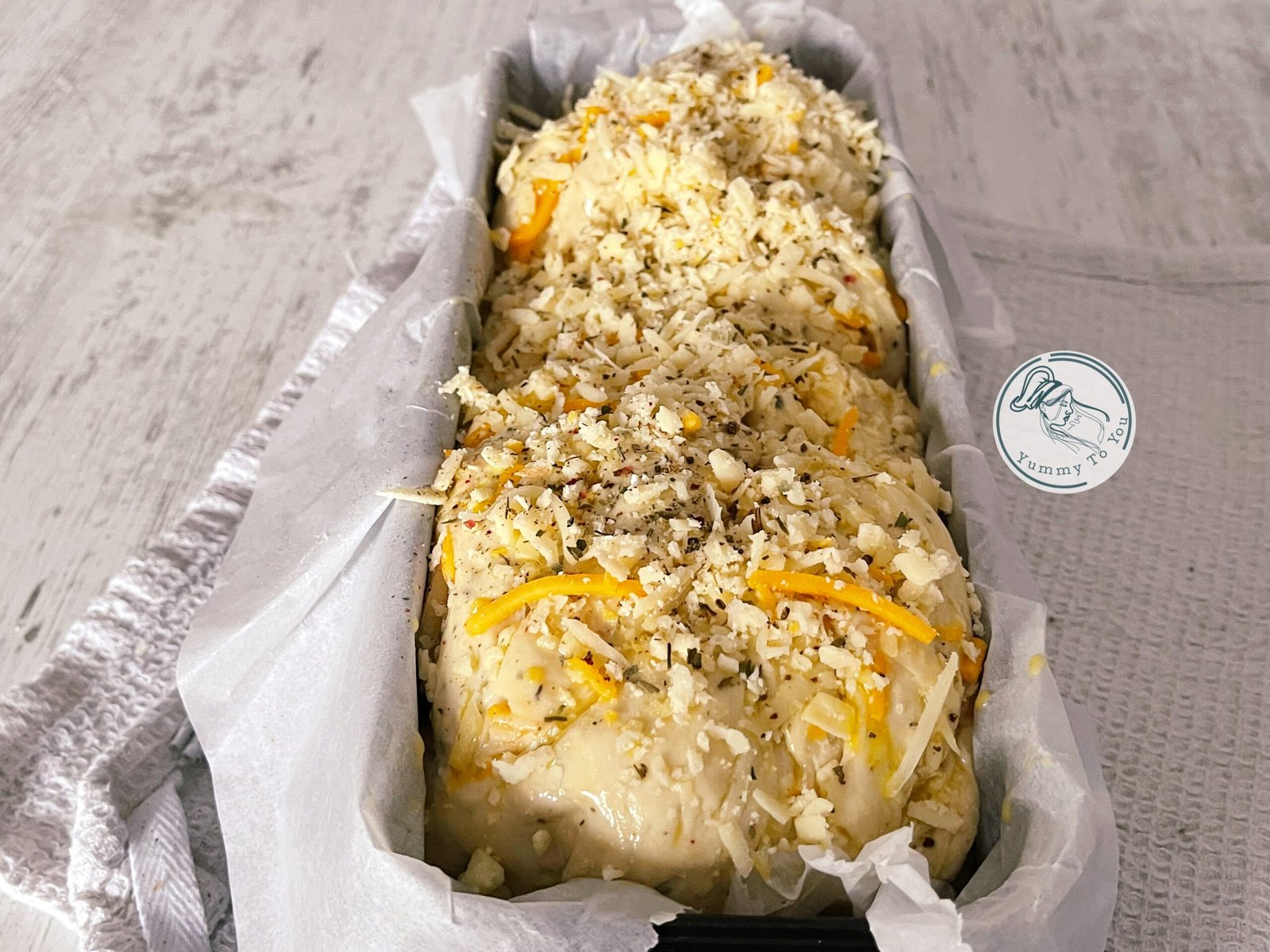 Paine cu lapte si branzeturi inainte de coacere