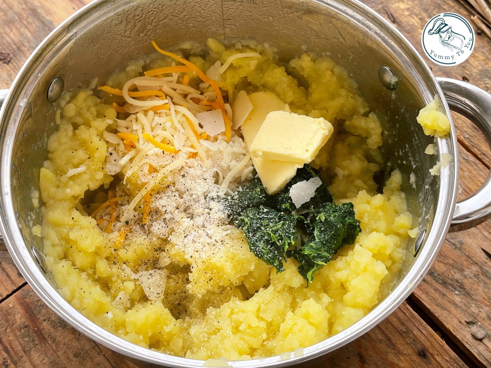 Amestecare piure de cartofi cu branzeturi si spanac