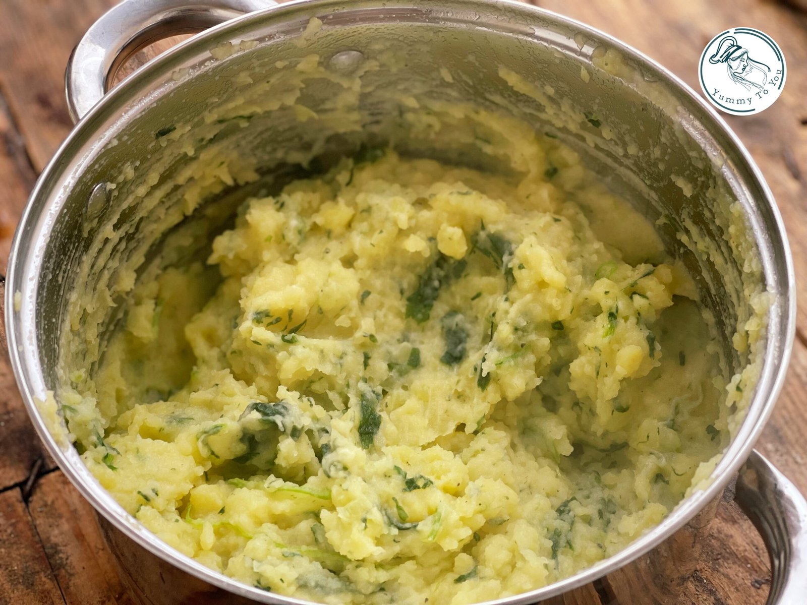 Piure de cartofi cu spanac si branzeturi dupa amestecare