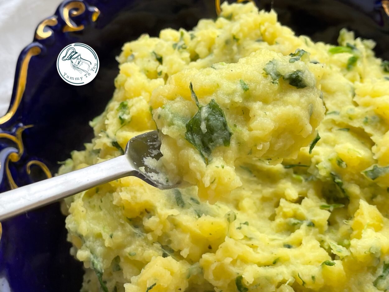 Mashed potatoes with spinach and cheese mix