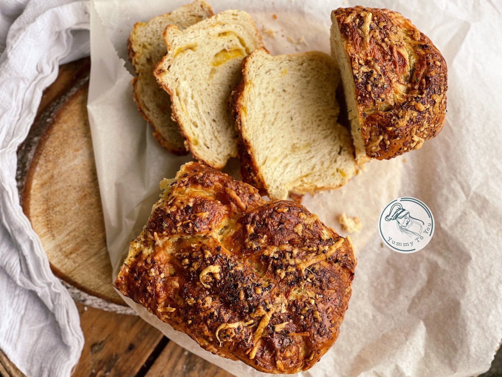 Pâine cu lapte cu brânzeturi și ierburi servire 1