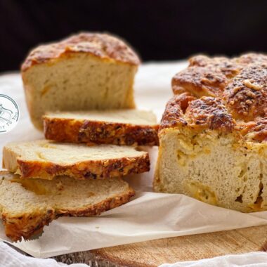 Pâine cu lapte, brânzeturi și ierburi aromatice cover photo