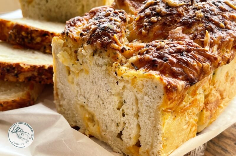 Pâine cu lapte, brânzeturi și ierburi aromatice