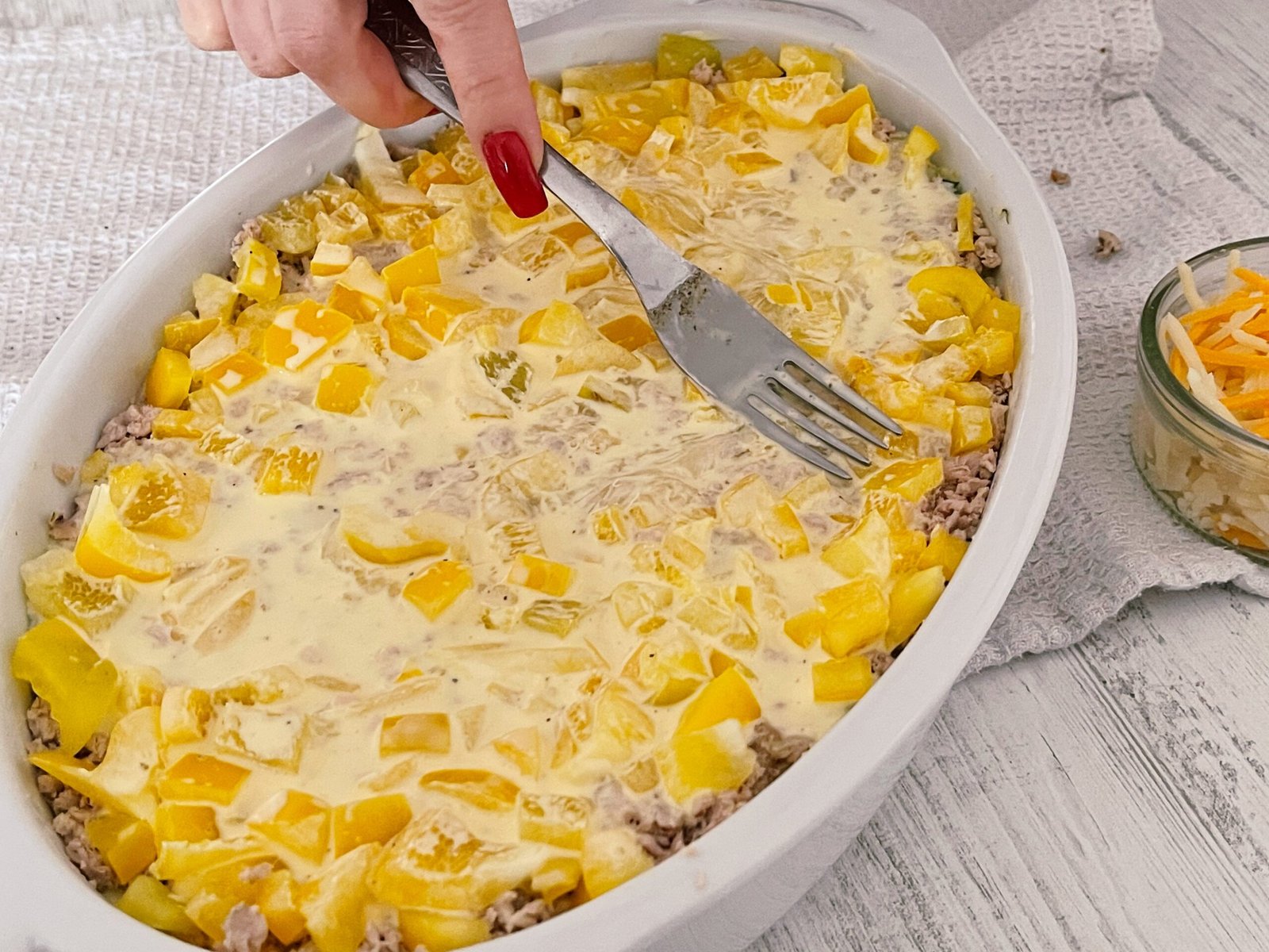 adaugare amestec de ou si frisca in tava