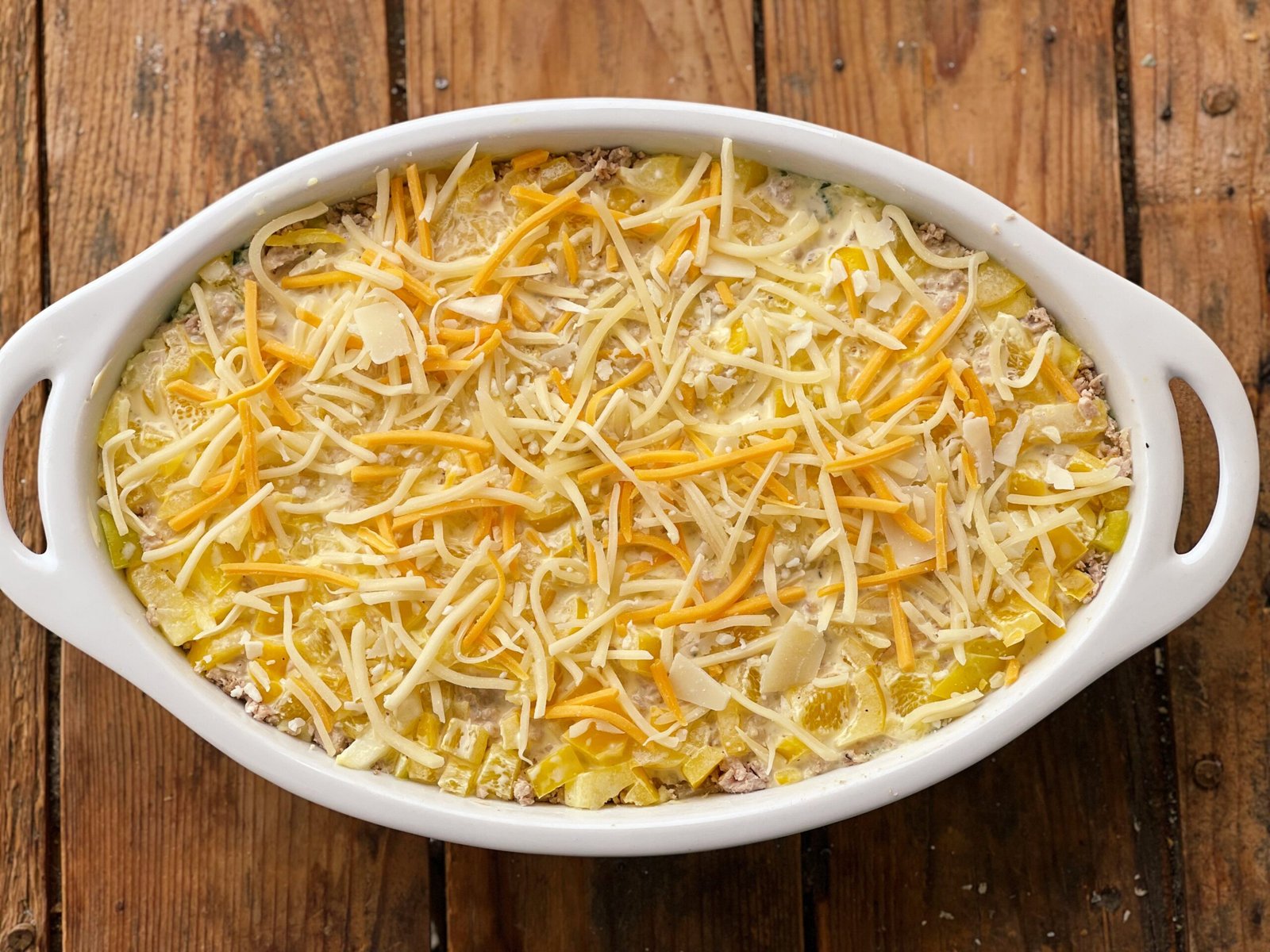 Plăcintă de mic dejun din resturi inainte de coacere Plăcintă de mic dejun din resturi inainte de coacere