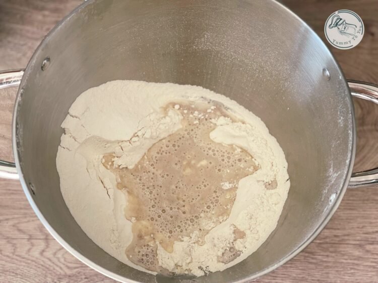 Preparare aluat rulouri 1 Preparare aluat rulouri 1