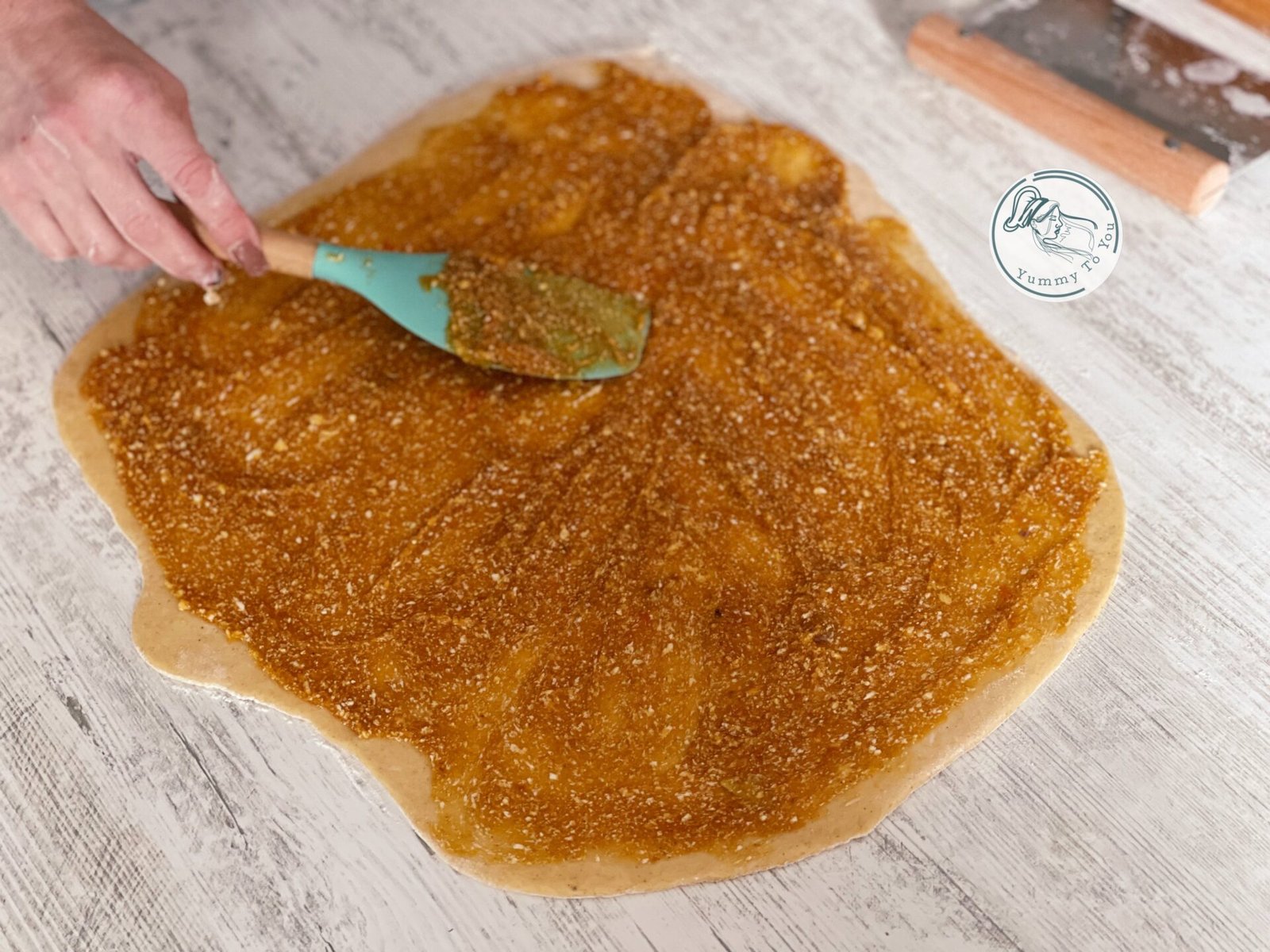 Adaugare umplutura peste aluat 