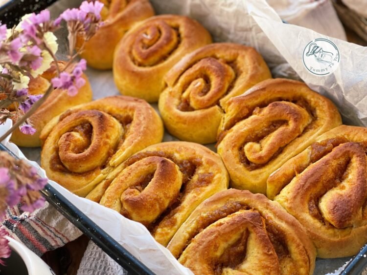 Rulouri pufoase cu dovleac și scorțișoară – cinnamon rolls coapte Rulouri pufoase cu dovleac și scorțișoară – cinnamon rolls coapte