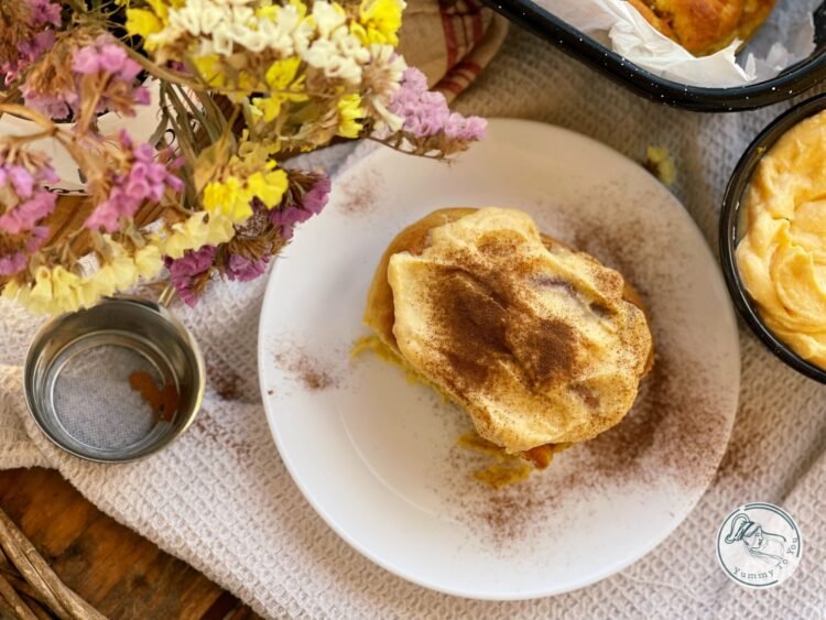 Rulouri pufoase cu dovleac și scorțișoară – cinnamon rolls servire 2 Rulouri pufoase cu dovleac și scorțișoară – cinnamon rolls servire 2