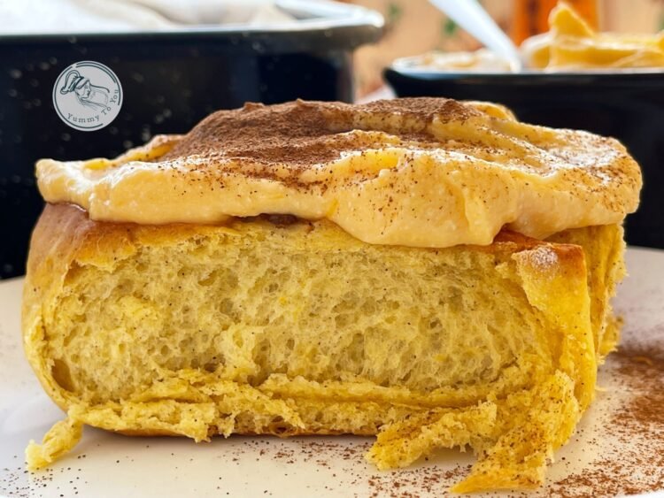 Rulouri pufoase cu dovleac și scorțișoară – cinnamon rolls servire 3 Rulouri pufoase cu dovleac și scorțișoară – cinnamon rolls servire 3