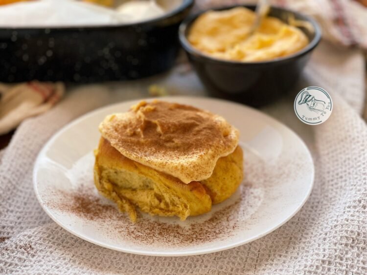 Rulouri pufoase cu dovleac și scorțișoară – cinnamon rolls servire 1 Rulouri pufoase cu dovleac și scorțișoară – cinnamon rolls servire 1