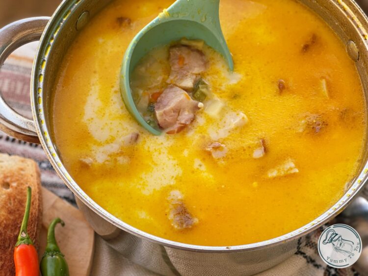 Ciorba cu ciolan dupa adaugarea smantanei Ciorba cu ciolan dupa adaugarea smantanei