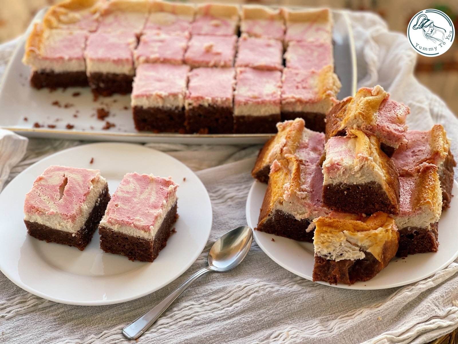 Prăjitură cu brânză și vin roșu, desert aromat cu model marmorat servire 1