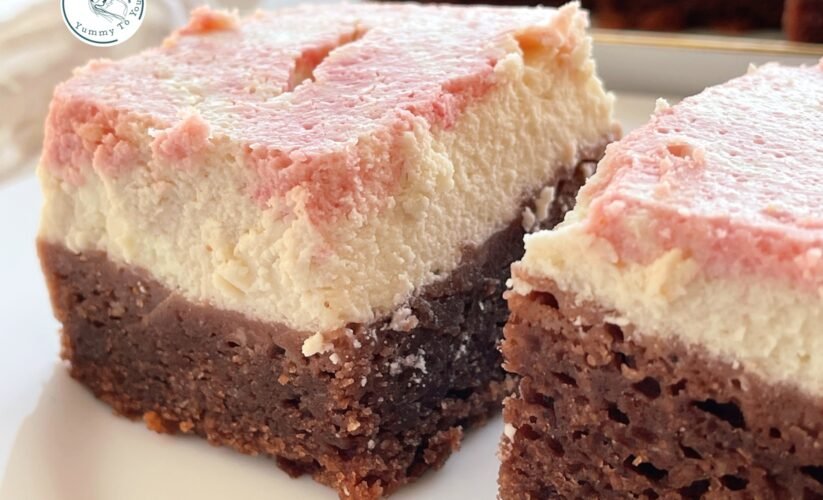 Prăjitură cu brânză și vin roșu, desert aromat cu model marmorat cover photo