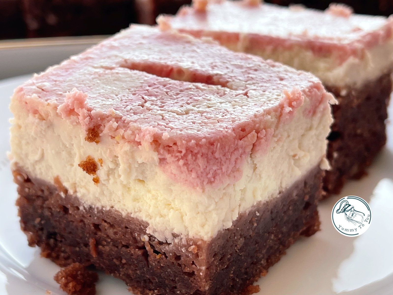 Prăjitură cu brânză și vin roșu, desert aromat cu model marmorat servire 3