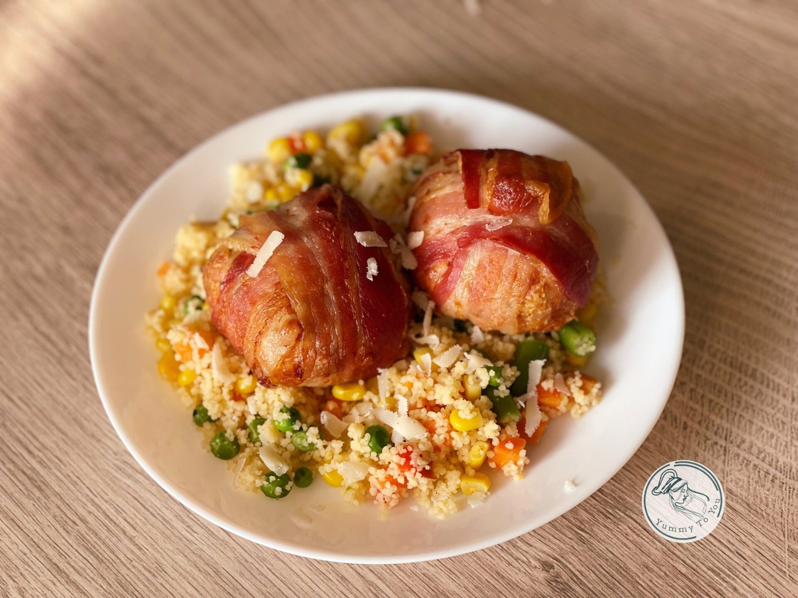 Chiftele umplute cu ciuperci și brânză, învelite în bacon servire 1