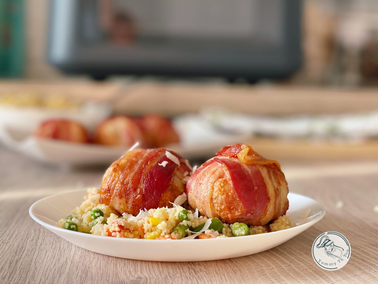 Chiftele umplute cu ciuperci și brânză, învelite în bacon servire 2