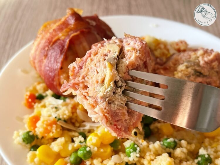 Chiftele umplute cu ciuperci și brânză, învelite în bacon servire 3