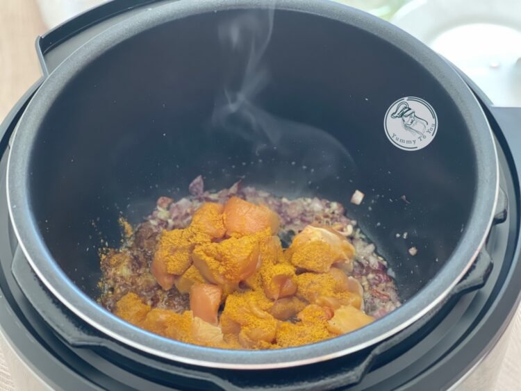 adaugare pui si pudra curry in oala