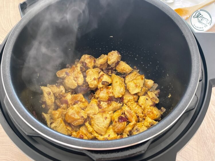 pui, pudra curry in oala sub presiune