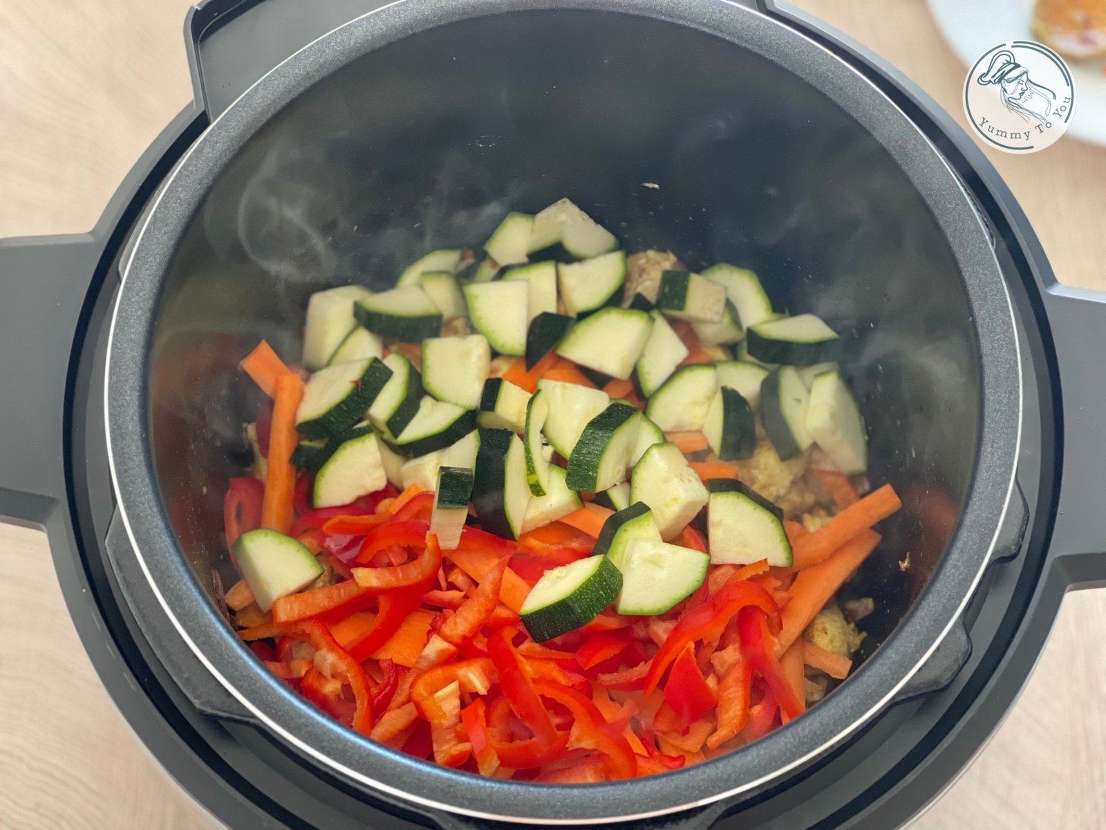 adaugare legume in oala adaugare legume in oala