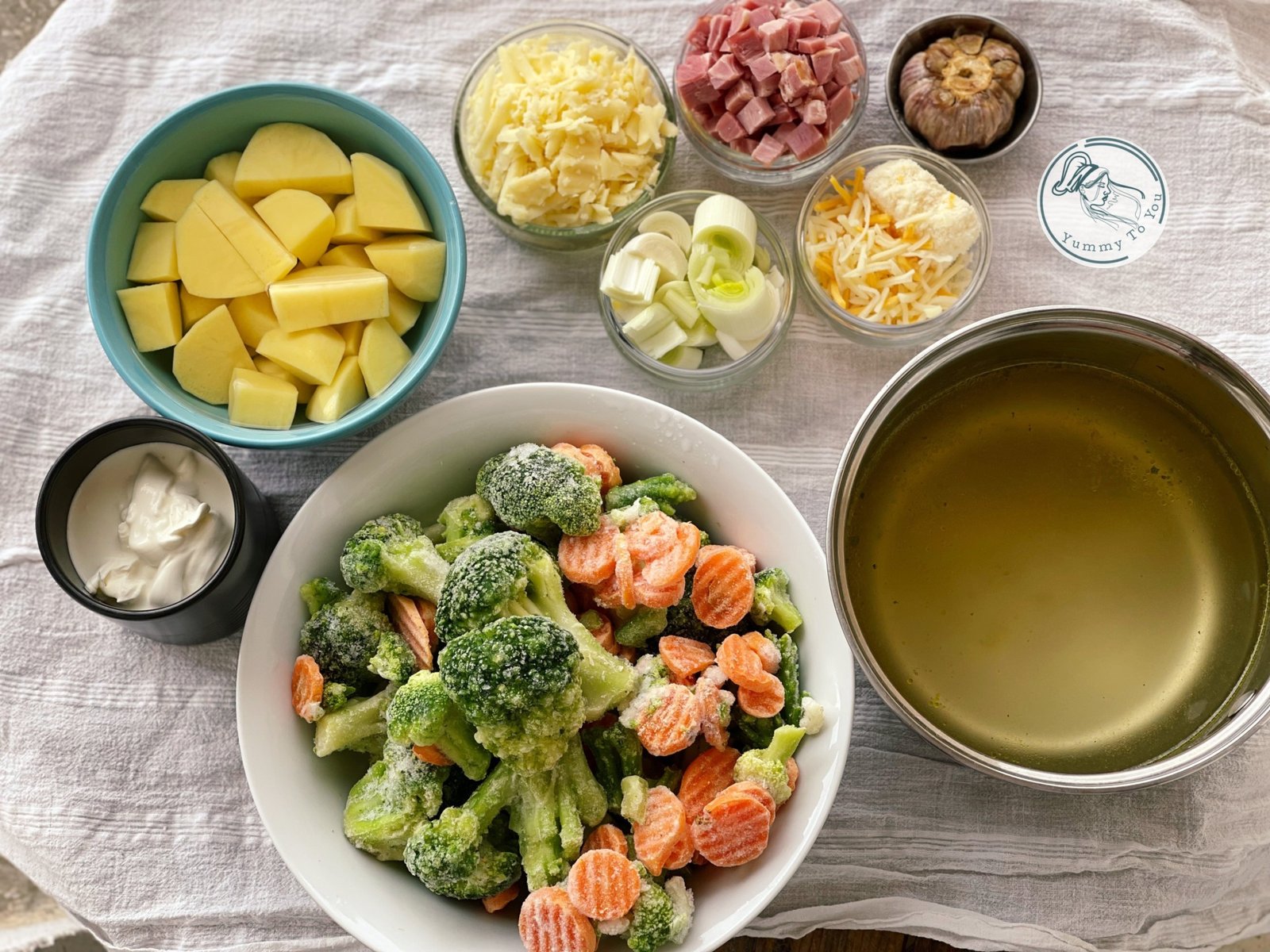 Supă cremă de broccoli cu pâine crocantă și usturoi copt ingrediente 1