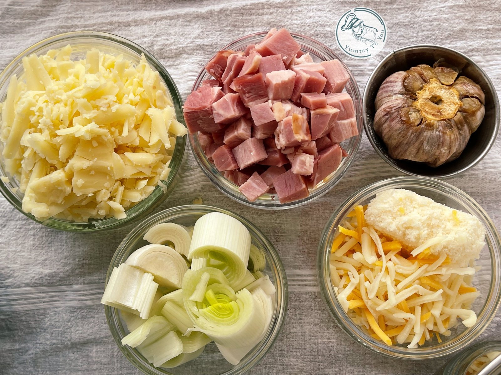 Supă cremă de broccoli cu pâine crocantă și usturoi copt ingrediente 2 Supă cremă de broccoli cu pâine crocantă și usturoi copt ingrediente 2