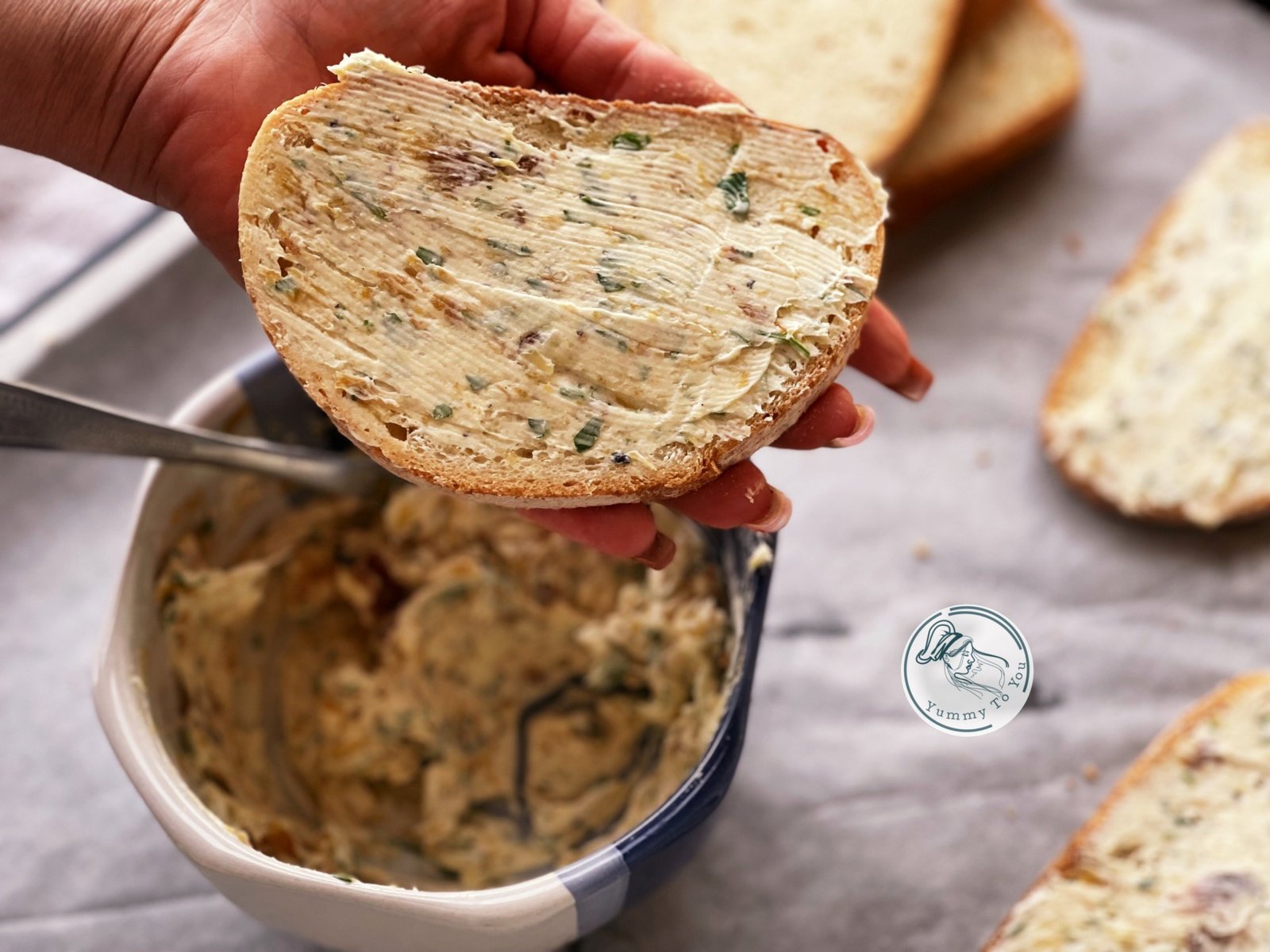 felie de paine unsa cu unt si usturoi copt felie de paine unsa cu unt si usturoi copt