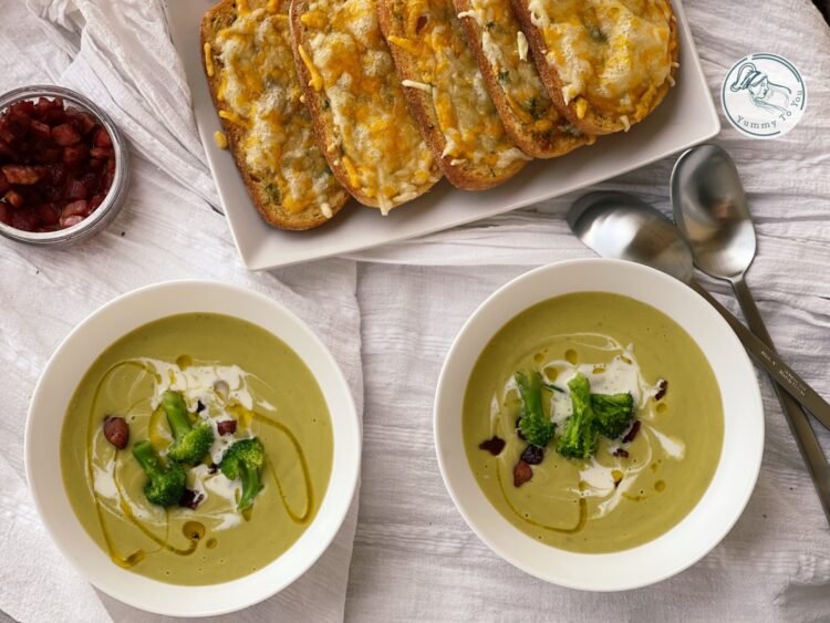 Supă cremă de broccoli cu pâine crocantă și usturoi copt servire 1 Supă cremă de broccoli cu pâine crocantă și usturoi copt servire 1