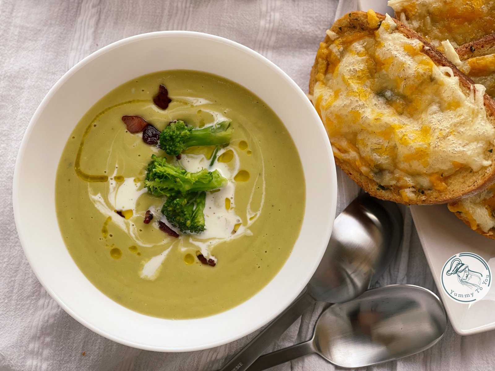 Creamy broccoli soup with crispy roasted garlic bread – easy recipe