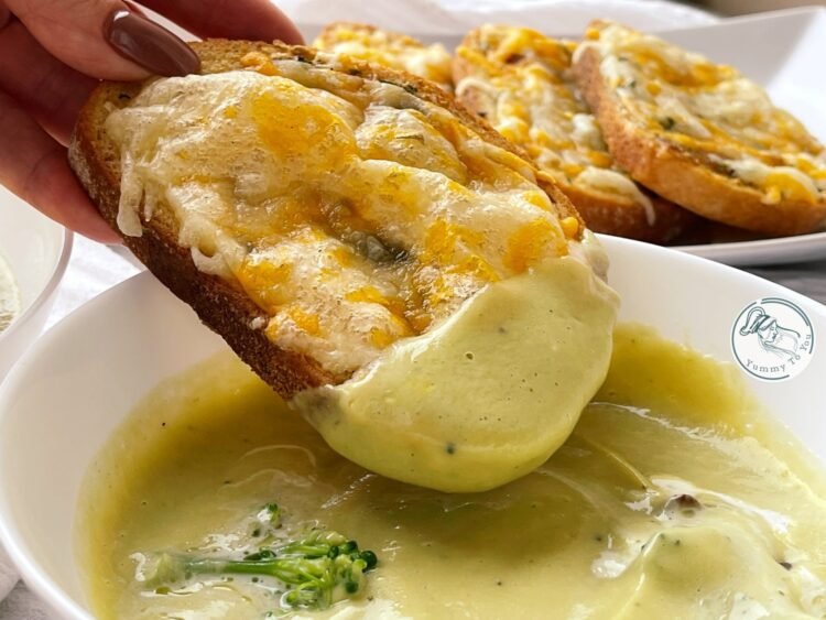 Supă cremă de broccoli cu pâine crocantă și usturoi copt servire 4 Supă cremă de broccoli cu pâine crocantă și usturoi copt servire 4