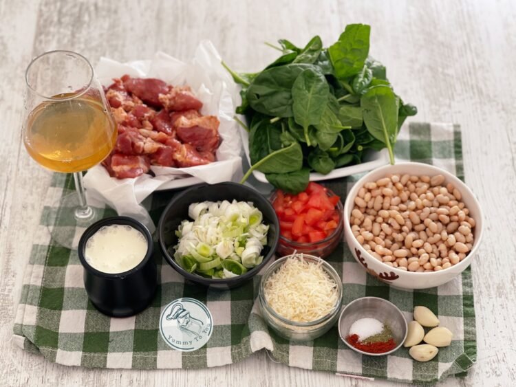 Marry Me Beans – Fasole albă cu carne și sos cremos, rețetă rapidă la tigaie ingrediente Marry Me Beans – Fasole albă cu carne și sos cremos, rețetă rapidă la tigaie ingrediente