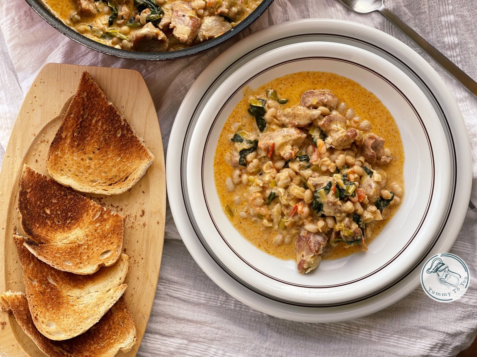 Marry Me Beans – Fasole albă cu carne și sos cremos, rețetă rapidă la tigaie servire 1