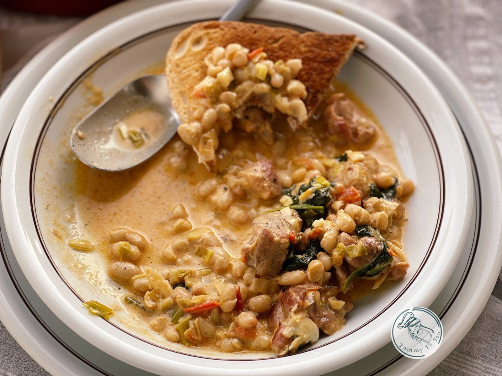 Marry Me Beans – Fasole albă cu carne și sos cremos, rețetă rapidă la tigaie servire 4