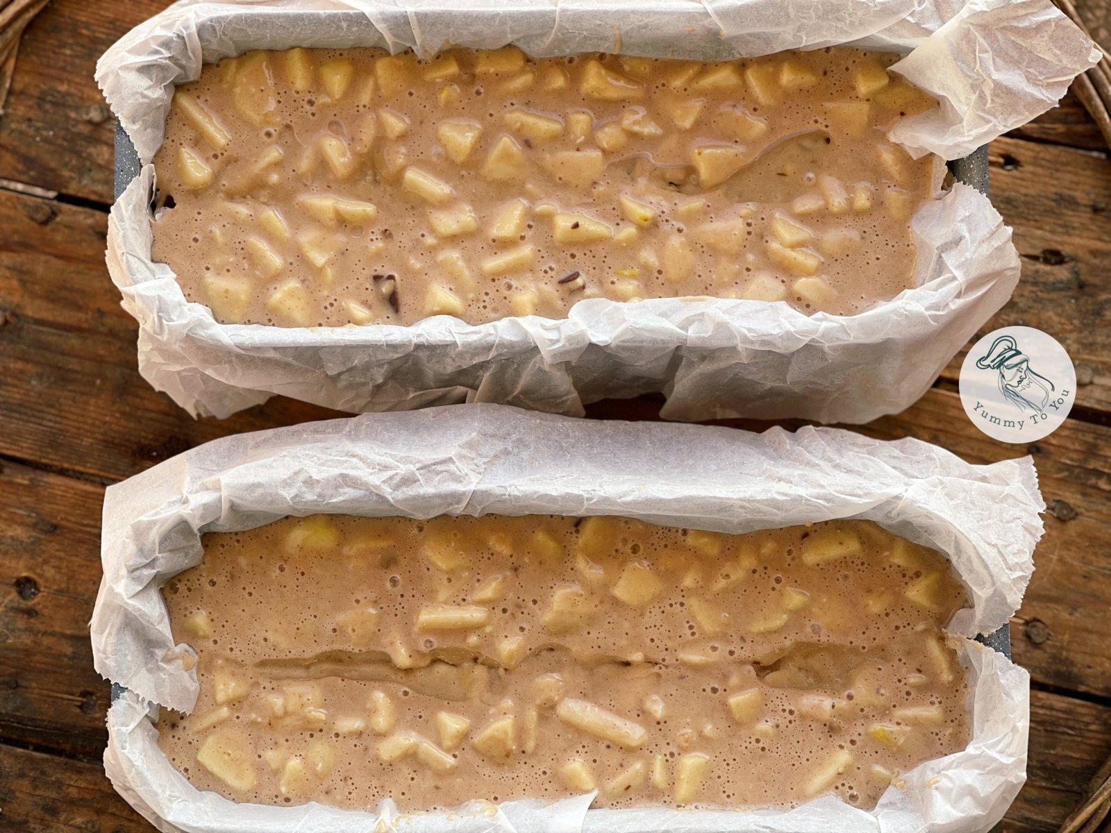 chec cu mere, nuci si ciocolata inainte de coacere