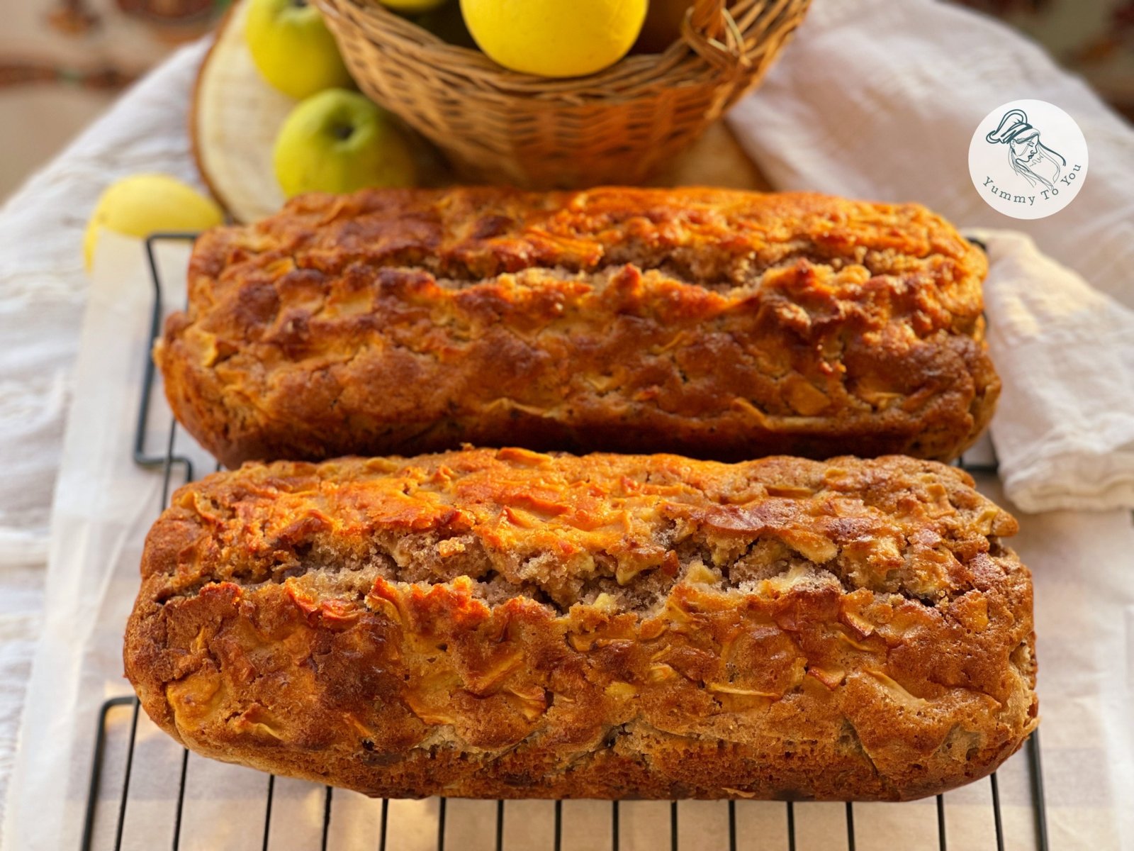 Chec pufos cu mere, nuci și ciocolată servire 1