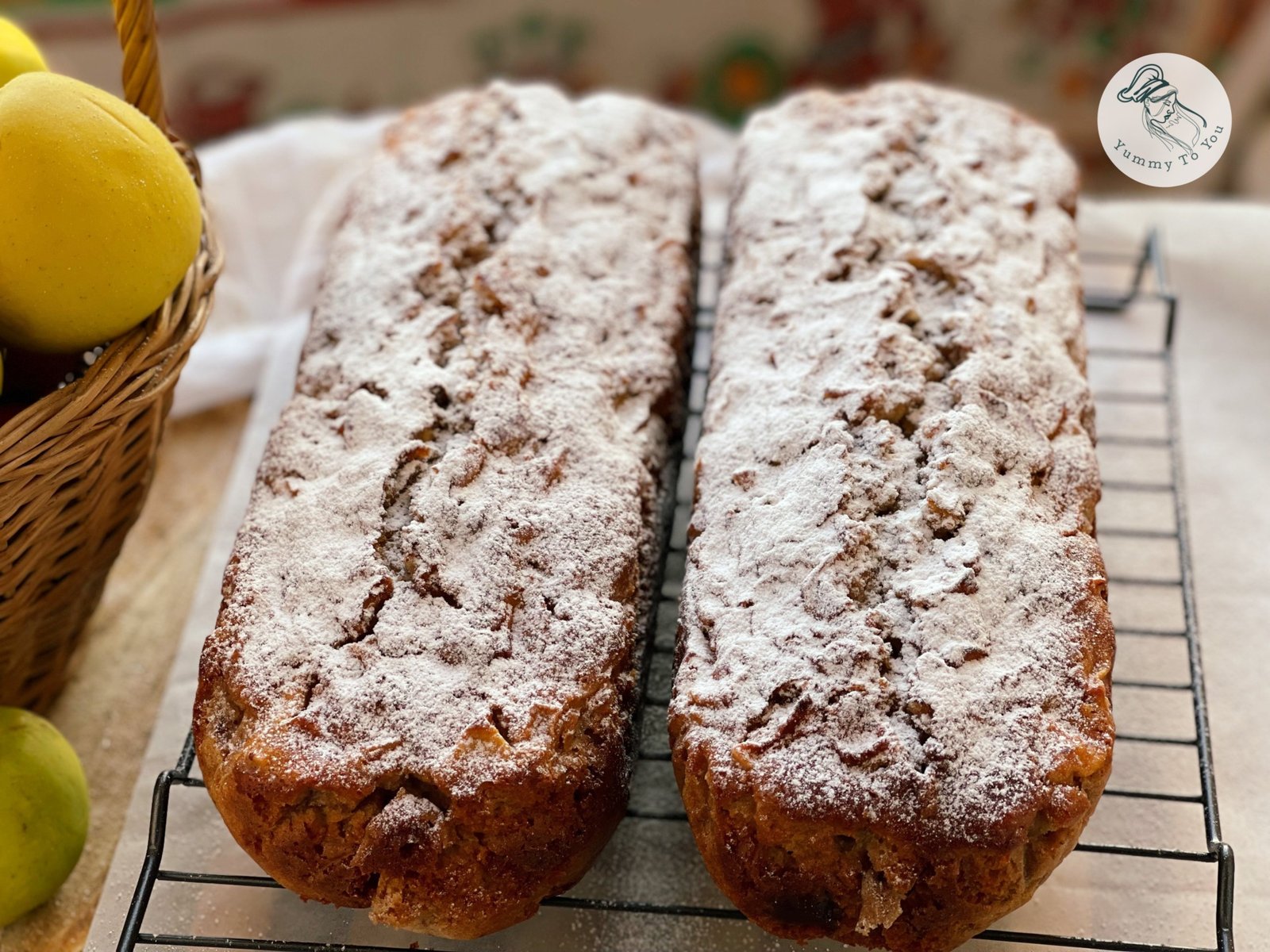 Chec pufos cu mere, nuci și ciocolată servire 2