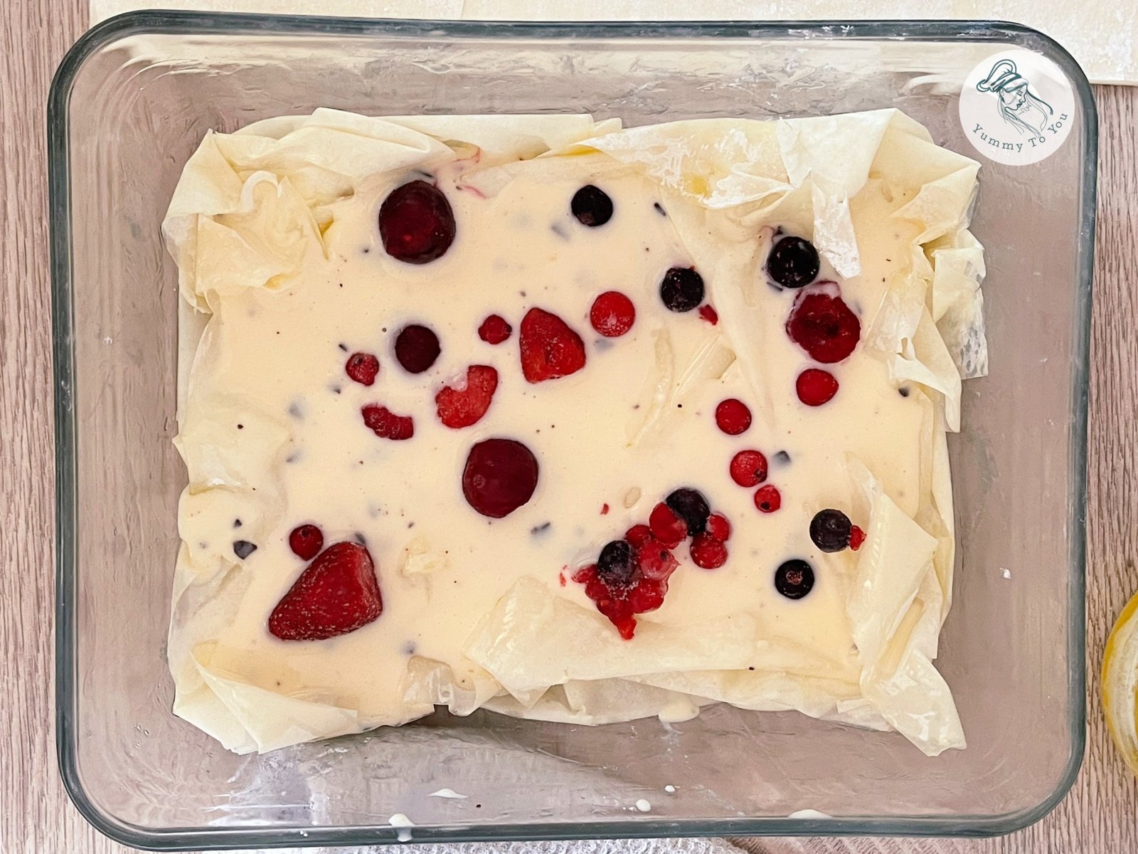 asamblare placinta cu iaurt si fructe de padure