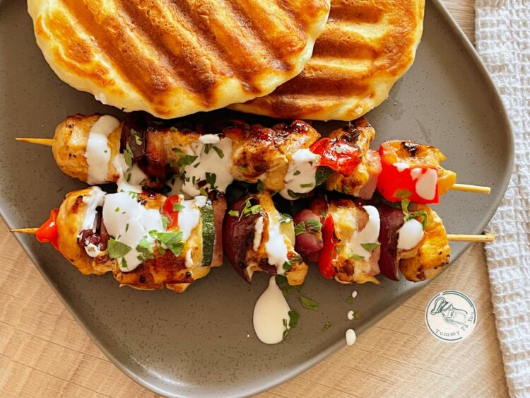 Frigarui de pui cu bacon si pancakes cu cheddar pe grill servire 3 Frigarui de pui cu bacon si pancakes cu cheddar pe grill servire 3