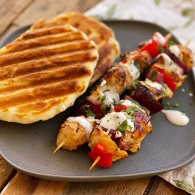 Frigarui de pui cu bacon si pancakes cu cheddar pe grill cover photo