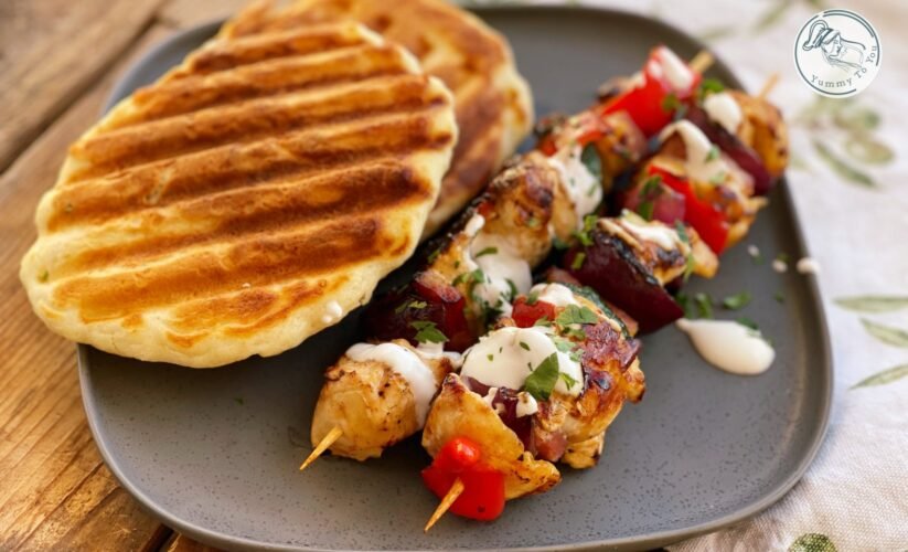 Frigarui de pui cu bacon si pancakes cu cheddar pe grill cover photo