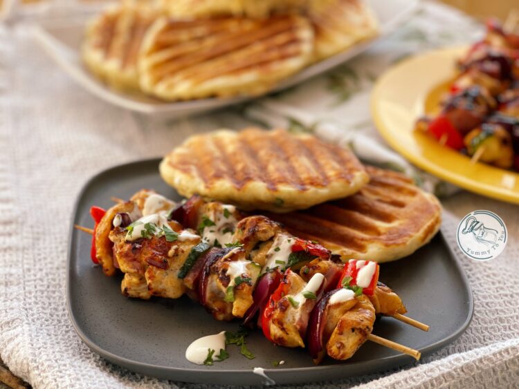 Frigarui de pui cu bacon si pancakes cu cheddar pe grill servire 2 Frigarui de pui cu bacon si pancakes cu cheddar pe grill servire 2
