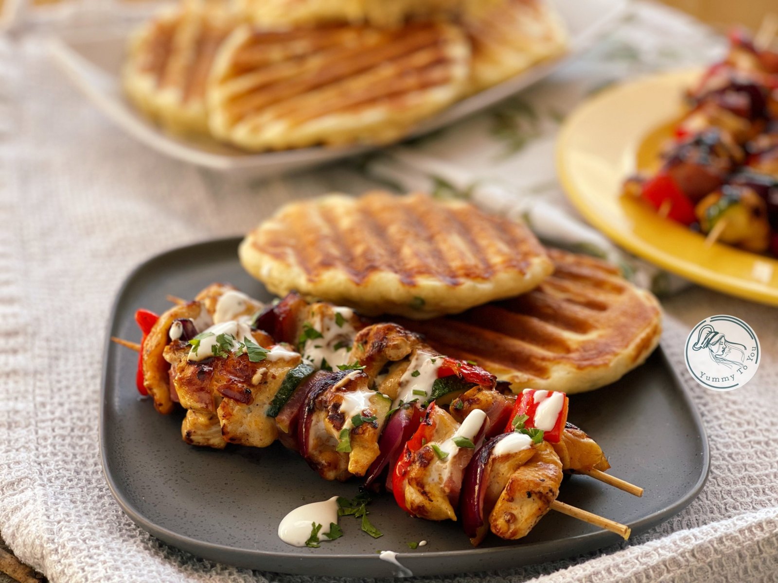 Frigarui de pui cu bacon si pancakes cu cheddar pe grill servire 2