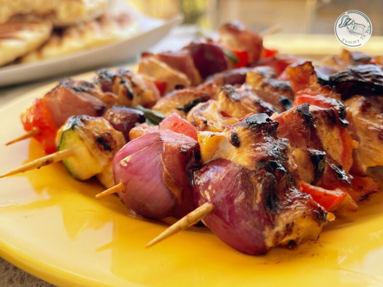 Frigarui de pui cu bacon si pancakes cu cheddar pe grill servire 1 Frigarui de pui cu bacon si pancakes cu cheddar pe grill servire 1