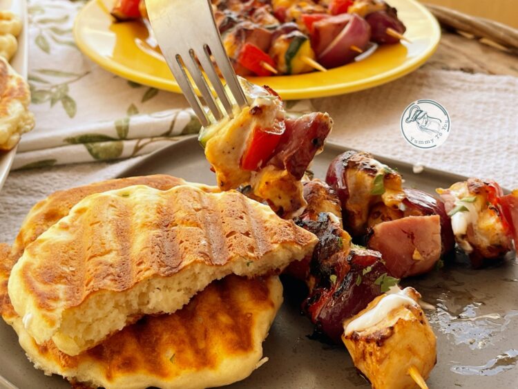Frigarui de pui cu bacon si pancakes cu cheddar pe grill servire 4 Frigarui de pui cu bacon si pancakes cu cheddar pe grill servire 4