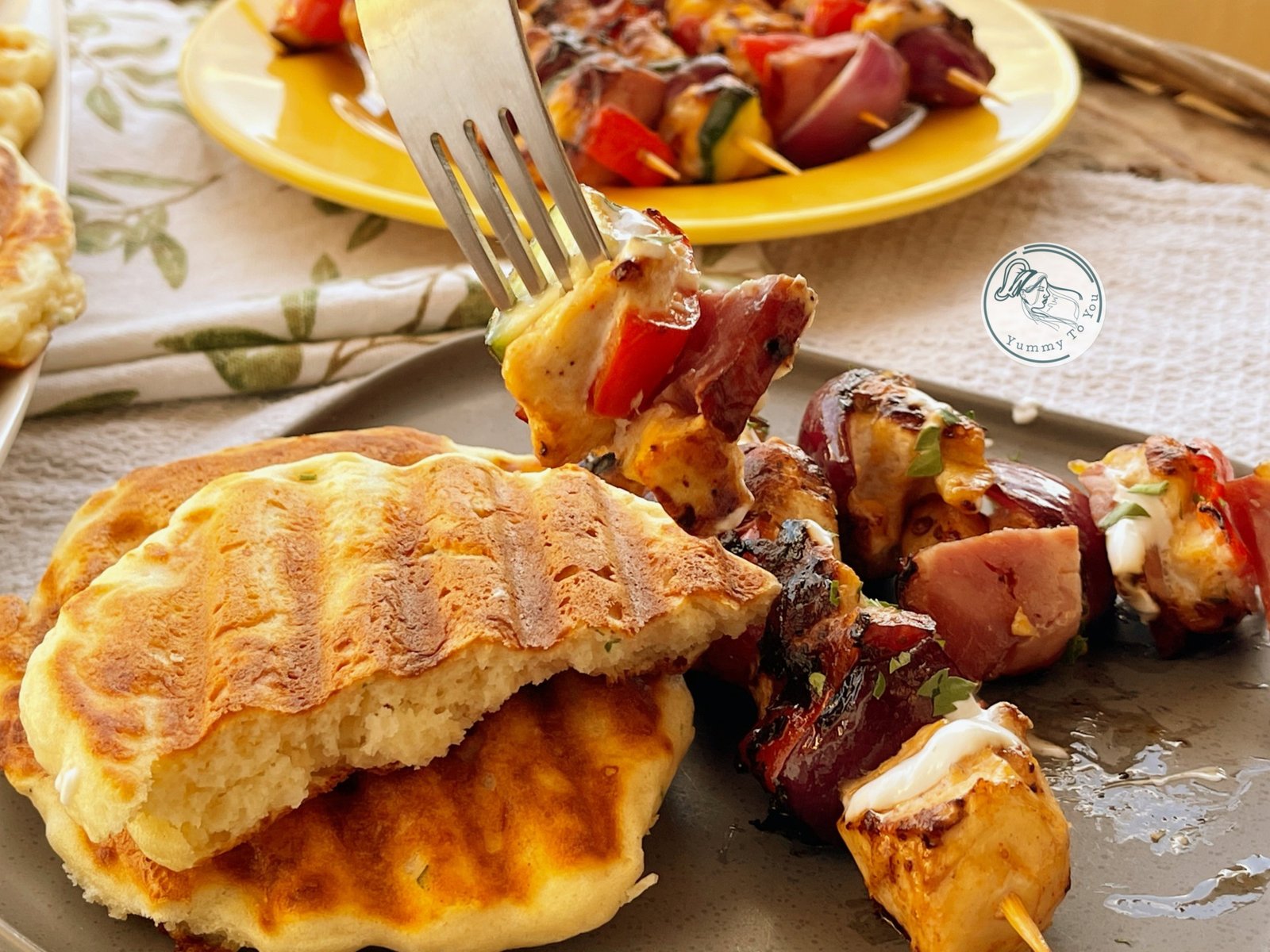 Frigarui de pui cu bacon si pancakes cu cheddar pe grill servire 4