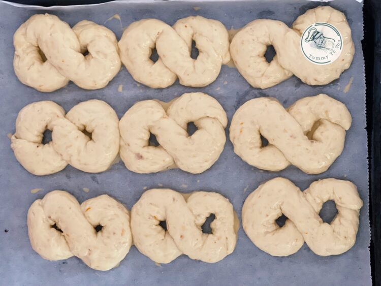 Mucenici moldovenesti pufosi inainte de coacere Mucenici moldovenesti pufosi inainte de coacere